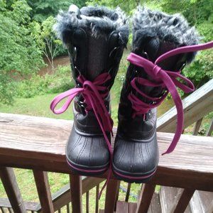 Girl's boots size 4